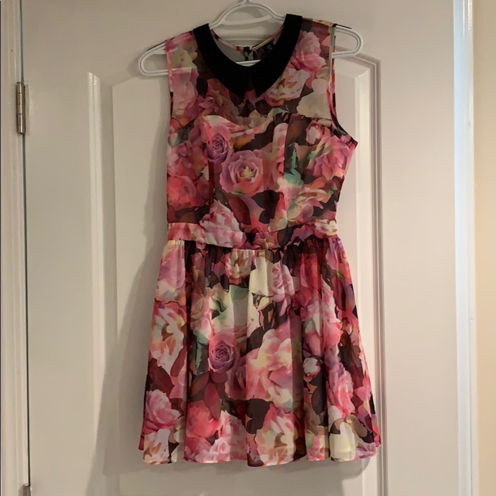 Short floral dress w/open back and a black collar